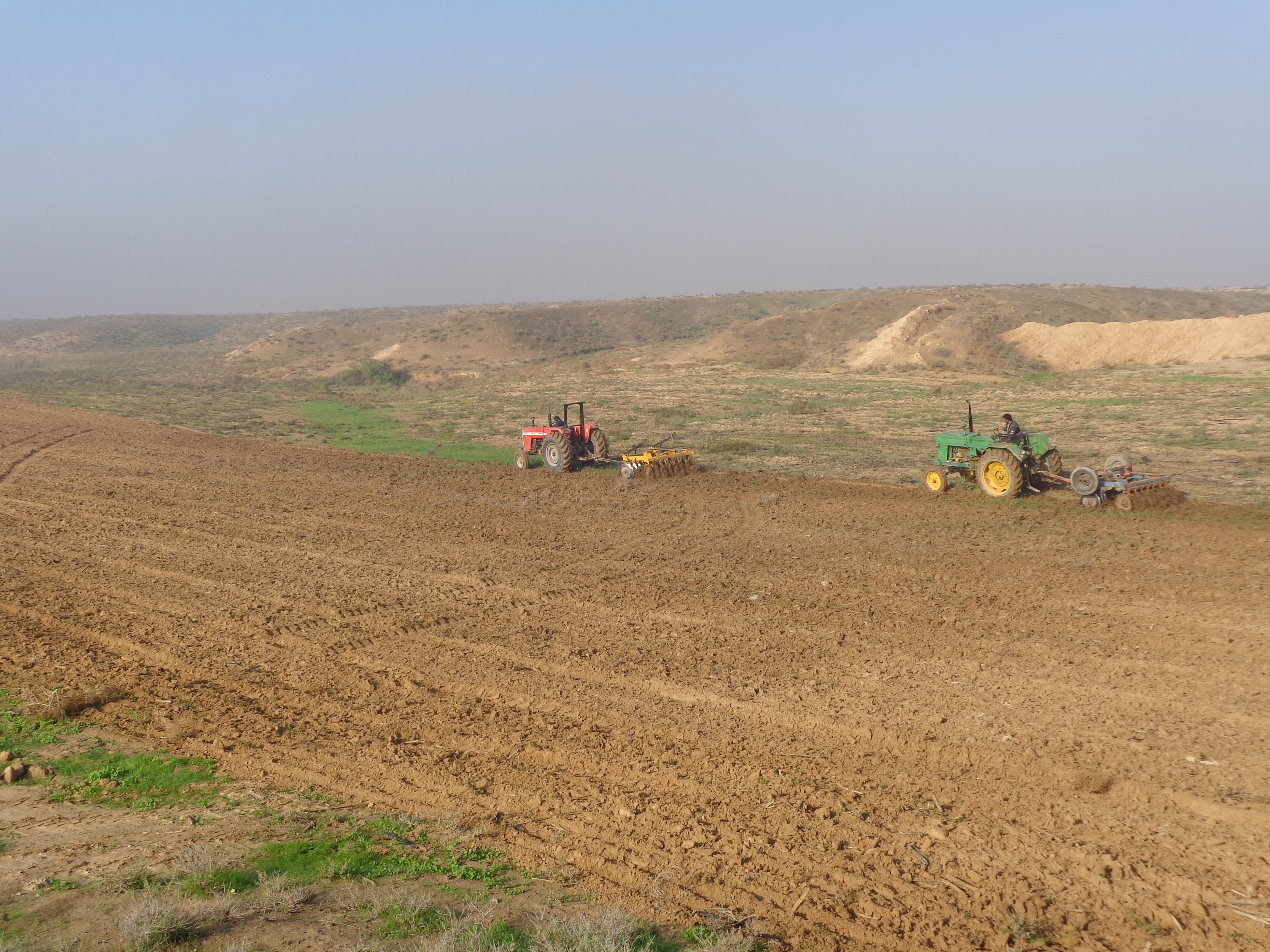آماده سازی اراضی زراعی جهت کشت پاییزه